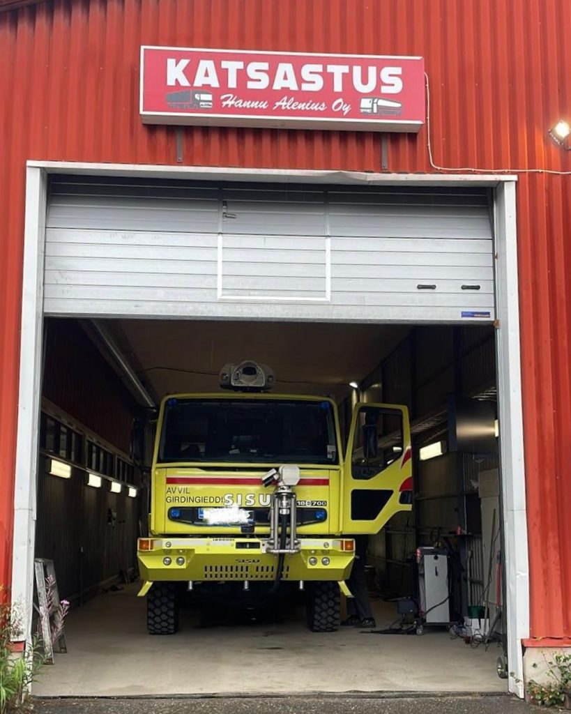 "Katsastusmies työssään Inarin asemalla"