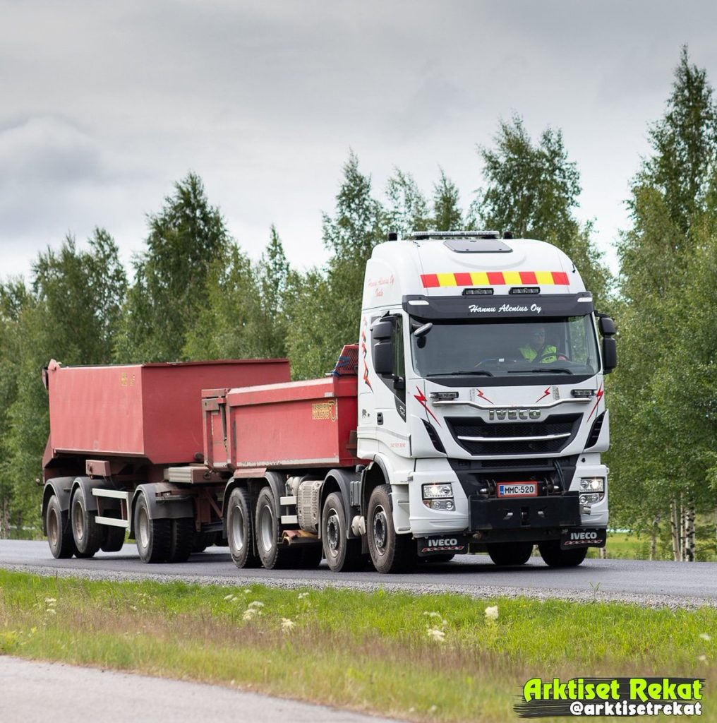 Kuljetuspalvelut rekka ajaa tiellä